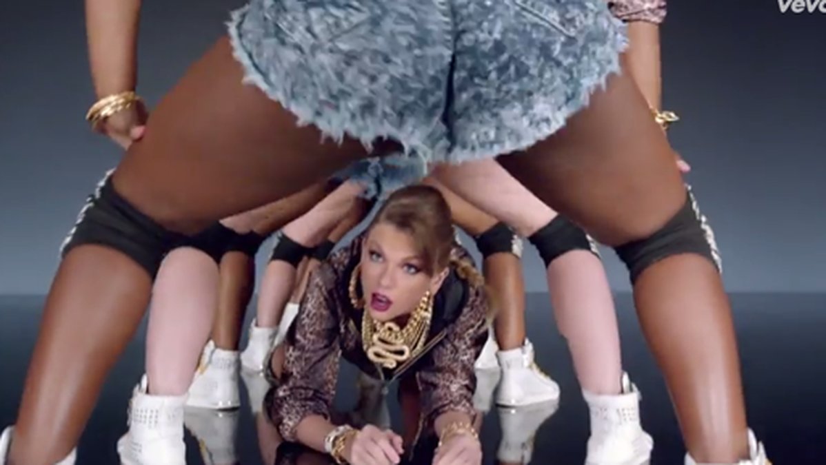 Taylor Swift i musikvideon till låten "Shake it off".
